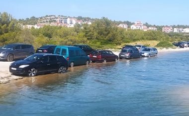 Parkuan veturat e tyre buzë detit, por këta shoferë në Kroaci siç duket nuk i kishin bërë mirë llogaritë