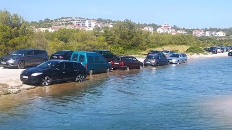 Parkuan veturat e tyre buzë detit, por këta shoferë në Kroaci siç duket nuk i kishin bërë mirë llogaritë