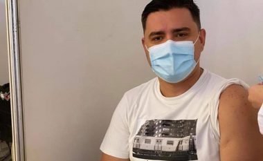 Alban Mehmeti merr dozën e dytë të vaksinës: Vaksinohu e mos u anko pastaj për mbyllje