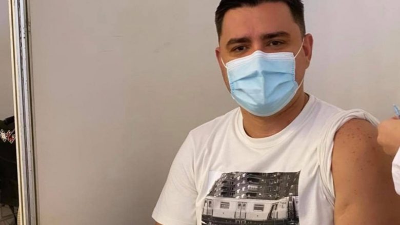 Alban Mehmeti merr dozën e dytë të vaksinës: Vaksinohu e mos u anko pastaj për mbyllje