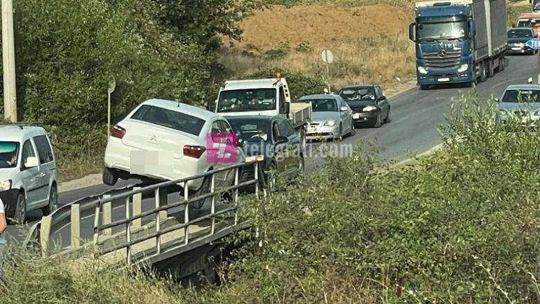 Aksident në Prizren, vetura përfundon mbi rrethojat e rrugës
