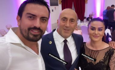 Shkurte Gashi pozon me Ramush Haradinajn dhe Shyhrete Behlulin në një dasmë