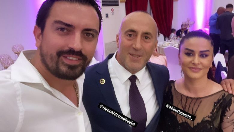 Shkurte Gashi pozon me Ramush Haradinajn dhe Shyhrete Behlulin në një dasmë