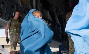 Vajza afgane që lindi në aeroplanin ushtarak amerikan merr emrin e “kodit të aeroplanit”