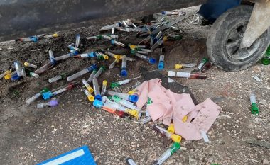 Testet e gjakut hidhen në rrugë në qytetin e Pejës, reagojnë qytetarët