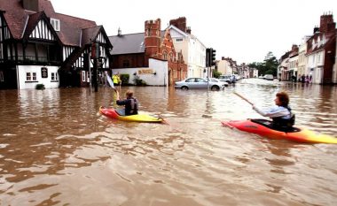 Përmbytjet në Angli lanë një grua me një fobi nga shiu për 10 vjet – një raport tregon edhe për raste të tjera të pasojave psikologjike të vërshimeve!