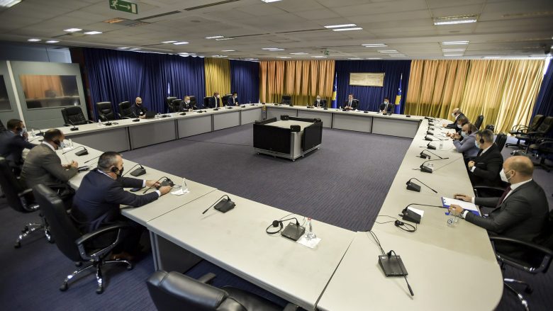 Kryeministrit Kurti i shkuan në takim 12 kryetarë të komunave
