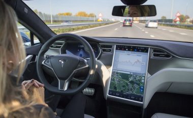 SHBA nis një hetim rreth sistemit Autopilot në rreth 765,000 automjete Tesla