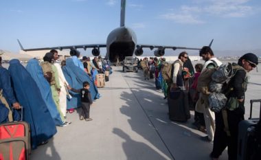 Sulmohet me armë zjarri aeroplani italian që transportonte afganë nga Kabuli