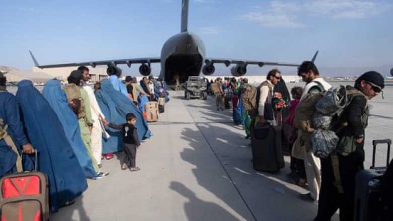 Sulmohet me armë zjarri aeroplani italian që transportonte afganë nga Kabuli