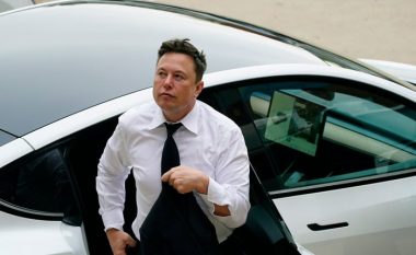 E pranon Musk, thotë se softueri i fundit i vetë-vozitjes së Tesla-s “nuk është i shkëlqyeshëm”