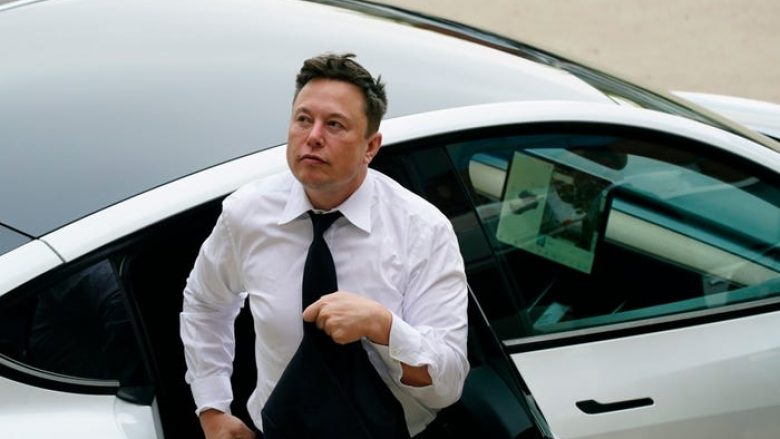 E pranon Musk, thotë se softueri i fundit i vetë-vozitjes së Tesla-s “nuk është i shkëlqyeshëm”