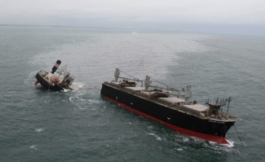 Anija “përplaset për tokë” dhe ndahet në dysh në Japoni