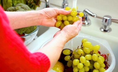 Më së vështiri është të eliminohen pesticidet nga rrushi: Kjo është një mënyrë e sigurt për t’i hequr ato!