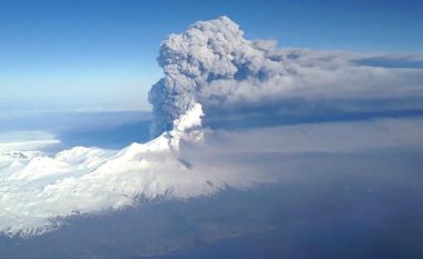 Tre vullkane të vendosura përgjatë “Unazës së Zjarrit” të Paqësorit të Alaskës po shpërthejnë në të njëjtën kohë