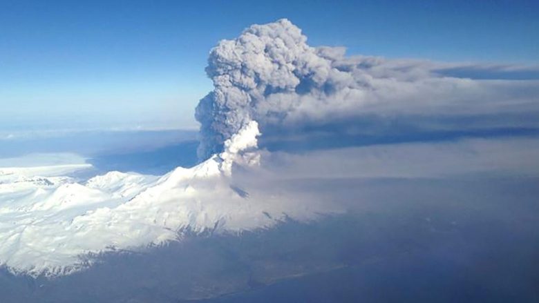 Tre vullkane të vendosura përgjatë “Unazës së Zjarrit” të Paqësorit të Alaskës po shpërthejnë në të njëjtën kohë