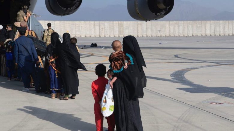 Një kontraktues amerikan po ofron fluturime evakuimi nga Afganistani për 6.5 mijë dollarë për person – reagon zëdhënësja e Shtëpisë së Bardhë