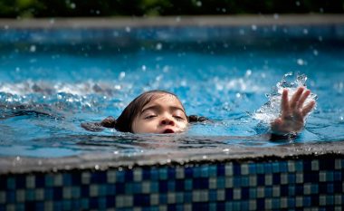 Një fëmijë mund të mbytet në pishinën e shtëpisë në më pak se 30 sekonda