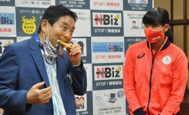 Një gjest i kryebashkiakut japonez me medaljen olimpike ka nxitur reagime, megjithatë tanimë është gjetur një zgjidhje