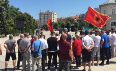 Disa veteranë protestojnë para qeverisë, kërkojnë reagim për lirimin e ish krerëve të UÇK-së