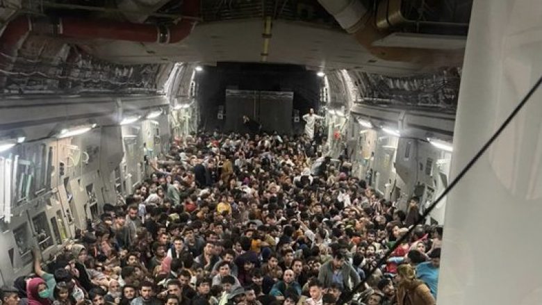 Pamjet që po shpërndahen në rrjetet sociale: Kështu dukej brenda aeroplani që u largua nga Kabuli