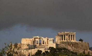 Mijëra njerëz largohen nga shtëpitë e tyre në veri të Athinës pas një zjarri të madh