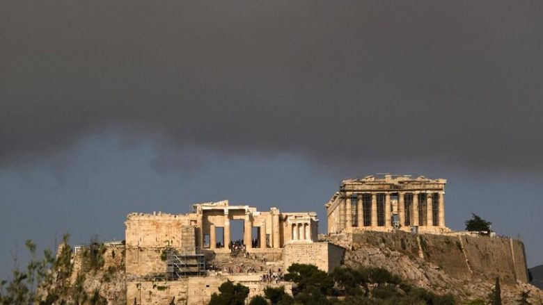 Mijëra njerëz largohen nga shtëpitë e tyre në veri të Athinës pas një zjarri të madh