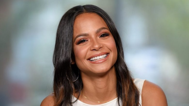 Christina Milian shkëlqen teksa pozon pranë pishinës