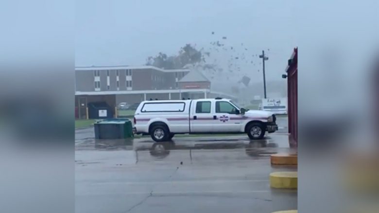 Fuqia e uraganit Ida, shihni se çfarë i bëri çatisë së një spitali në Luiziana