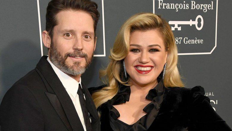 Mes divorcit nga bashkëshorti, Kelly Clarkson kërkon t’i rikthehet mbiemri i saj