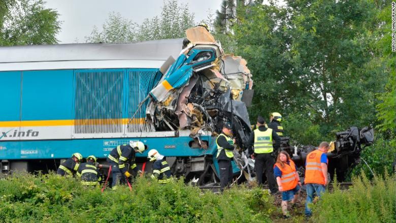 Tre persona humbën jetën pas përplasjes së trenave në Çeki – tetë të tjerë u lënduan rëndë