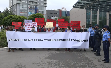 “Krejt vrasësit e grave po ju dalin recidivista” – Fillon marshi protestues para Ministrisë së Drejtësisë