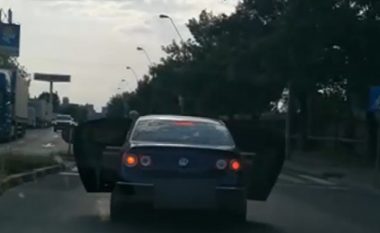 Burri përdor veturën e tij Passat për të transportuar divanin e madh, por gjobitet nga policia