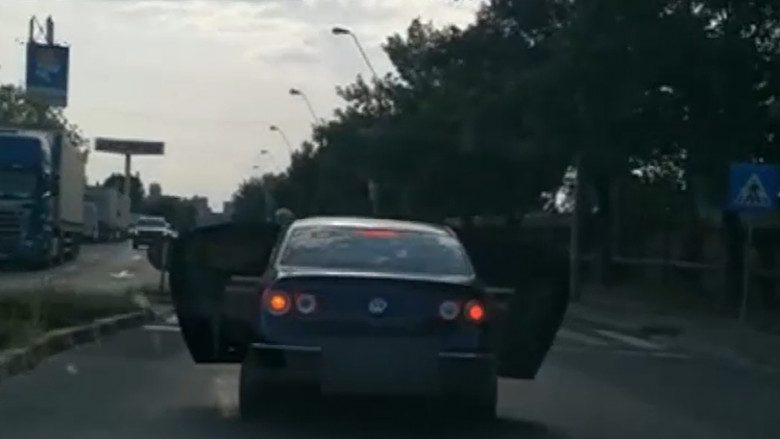 Burri përdor veturën e tij Passat për të transportuar divanin e madh, por gjobitet nga policia