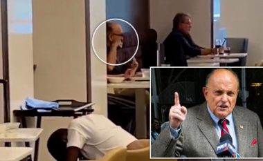 Avokati i Trumpit, Rudy Giuliani kapet duke rruar mjekrën në një tavolinë restoranti në aeroport