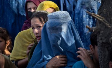 Detaje shokuese nga Afganistani: Talebanët po shkojnë derë më derë për të “kapur vajzat 12 vjeçe, për skllave seksi”