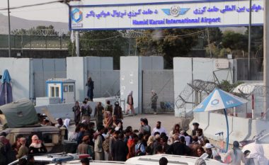 Edhe shtatë të vdekur në turmat e krijuara jashtë Aeroportit të Kabulit