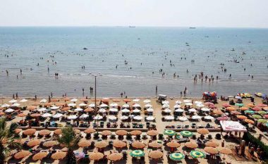Turistët serbë fillojnë të zëvendësojnë kosovarët në plazhin e Durrësit
