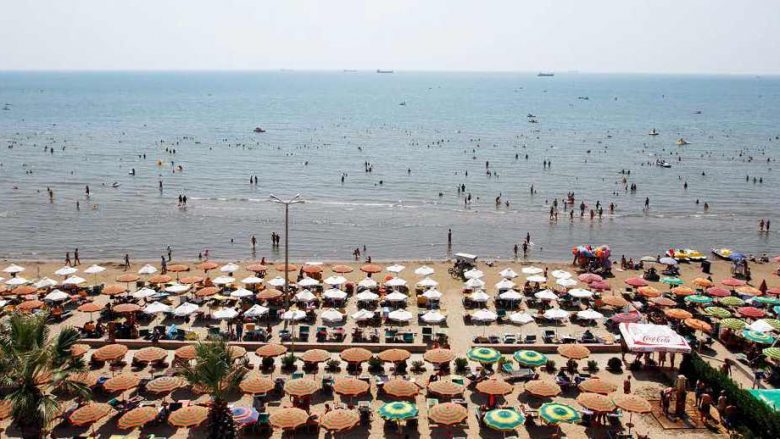 Turistët serbë fillojnë të zëvendësojnë kosovarët në plazhin e Durrësit
