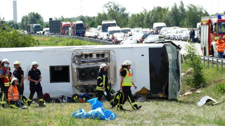 Tetë të vdekur dhe dhjetëra të lënduar pas një aksidenti të një autobusi në Hungari