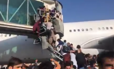 Pamje trishtuese nga Afganistani: Kaosi i krijuar në aeroportin e Kabulit ndërsa afganët përpiqen të largohen nga talebanët