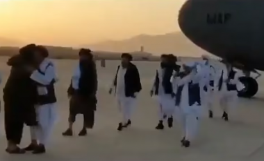 Pritja që iu bë ‘heroit’: Bashkëthemeluesi i talebanëve arrin në Afganistan pas 20 vitesh në mërgim, brohoritje nga turmat ndërsa karvani i tij lëviz nëpër rrugët e Kandaharit