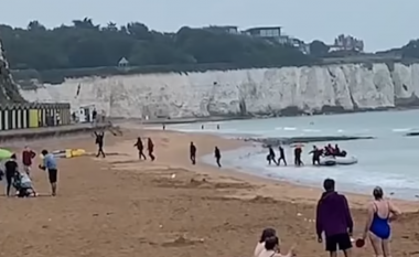 Kishin kaluar Kanalin Anglez me gomone, momenti kur 20 emigrantët festojnë teksa zbarkuan në plazhin britanik