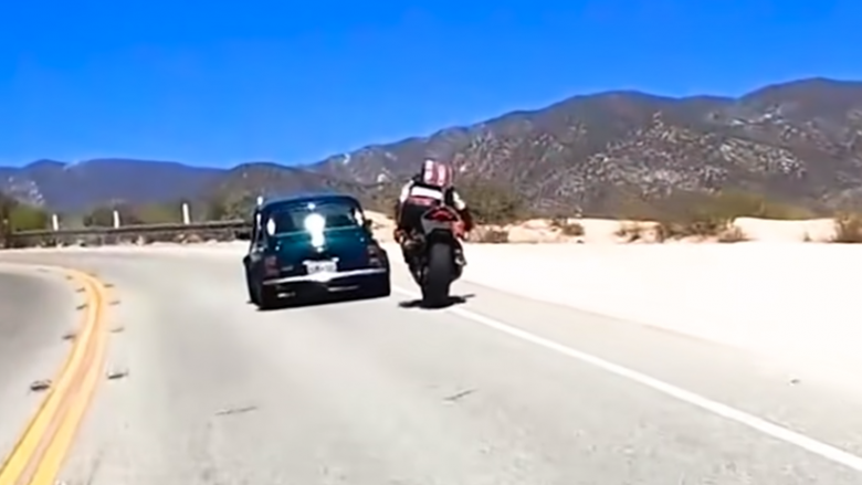Ky motoçiklist tentoi të parakalonte një makinë me shpejtësi 160 km/h – kishte shumë fat që është gjallë!