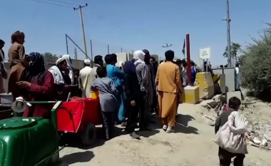 Afganët që përpiqen të largohen nga Kabuli janë kthyer në aeroport, pavarësisht kërcënimit të vazhdueshëm për një tjetër sulm