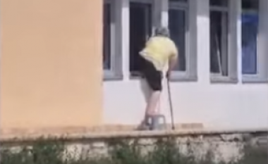 Filmohet pacienti duke dalë nga dritarja e Repartit Infektiv në Gostivar