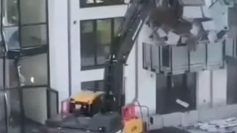 Ndërtuesi i zemëruar “shkatërroi” ndërtesën e re me ekskavator – krejt shkaku i një borxhi të pronarit