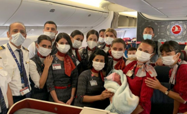 Gruaja afgane lindi në aeroplanin e Turkish Airlines gjatë evakuimit – publikohen pamjet e para të takimit të nënës me foshnjën