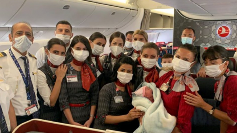 Gruaja afgane lindi në aeroplanin e Turkish Airlines gjatë evakuimit – publikohen pamjet e para të takimit të nënës me foshnjën