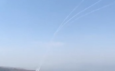 Izraeli publikon pamjet – sistemi anti raketor izraelit rrëzon raketat e lansuara nga Libani